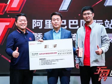 David Jin won the championship and took a photo with the president of Alibaba