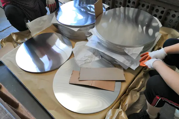 Círculos de aluminio para la producción de utensilios de cocina.