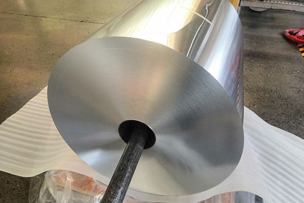 Rouleau géant de papier d'aluminium