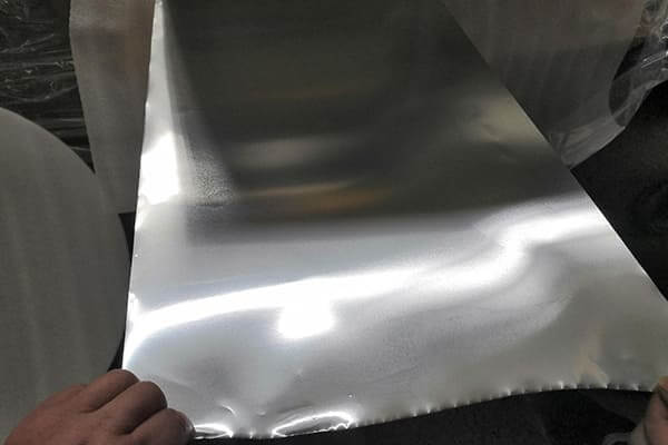 la poudre de papier d'aluminium tombe