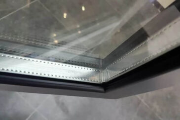 Aluminum strip for insulating glass