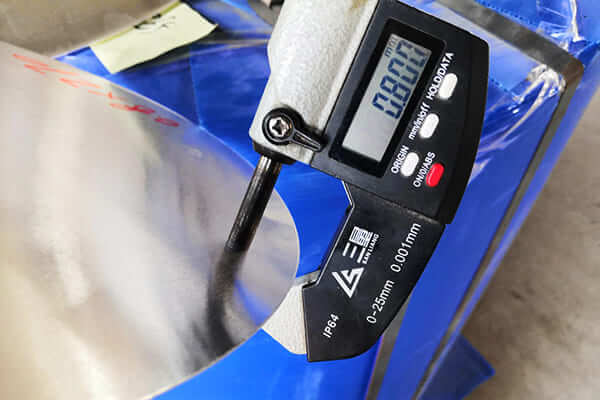 Meting van de dikte van aluminium cirkels